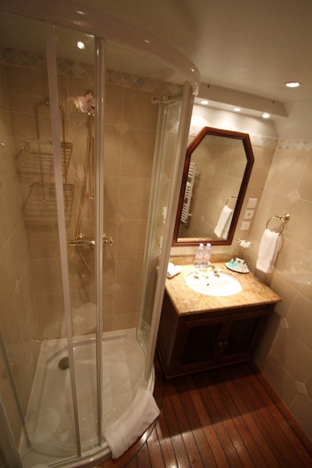 Stateroom bath on Horizon II
