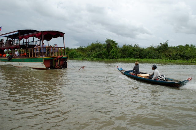 A skiff races toward one of the ships taking guests to the AmaLotus. Photo © 2013 Aaron Saunders