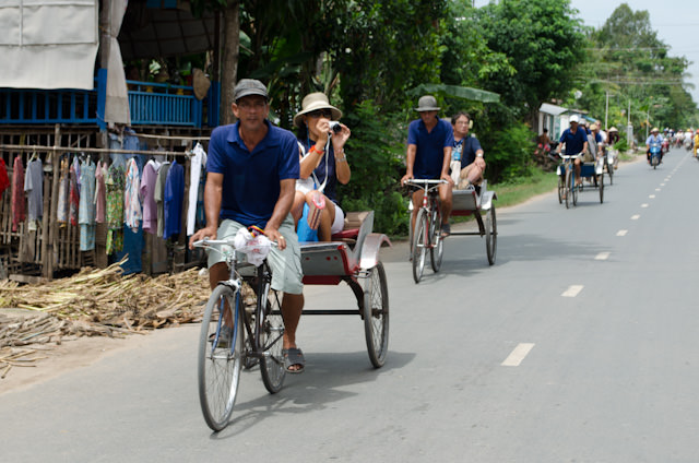 Guests from the Green and Red groups zip along past us, headed in the opposite direction. Photo © 2013 Aaron Saunders