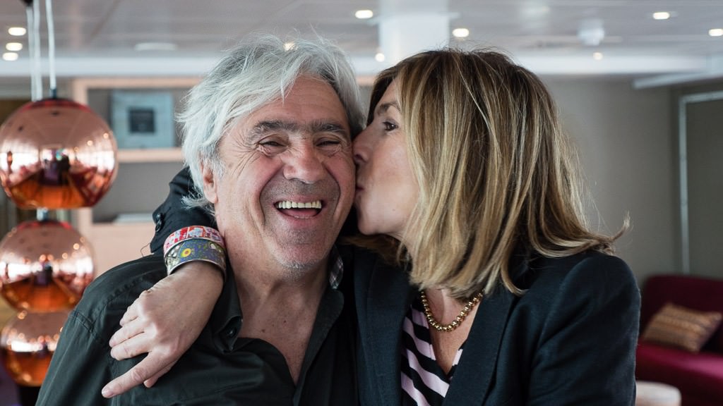 A quick smooch on a happy day for the Schmitters. © 2015 Ralph Grizzle