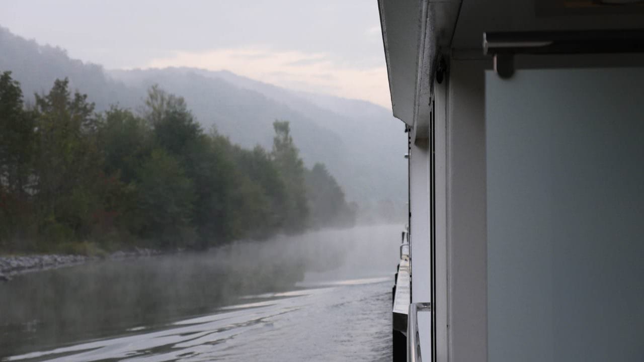 Early morning cruising on the Main River. © 2016 Ralph Grizzle